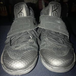 NIKE Kyrie 2 GS Boy’s Youth Size 6Y